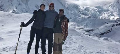 manaslu-trekkers-with-guide 